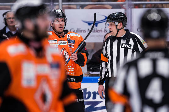 Karlskronas Morten Madsen  och Domare Morgan Johansson i