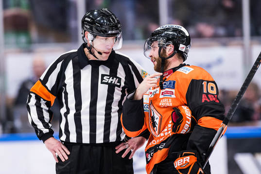 Domare Morgan Johansson och Mattias Guter i diskussion
