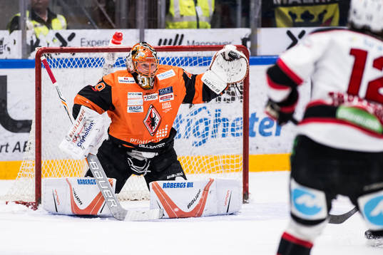 Karlskronas målvakt Johan Holmqvist räddar ett skott