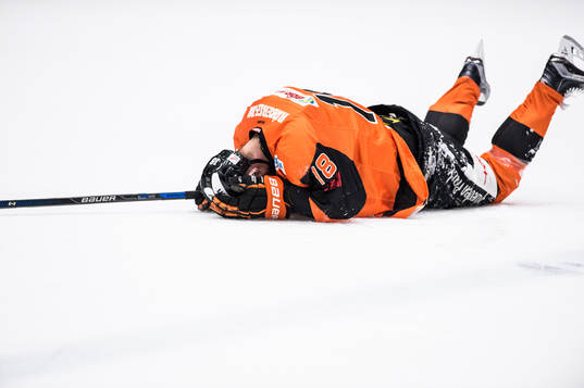 Karlskronas Emil Larsson  liggande på isen precis innan