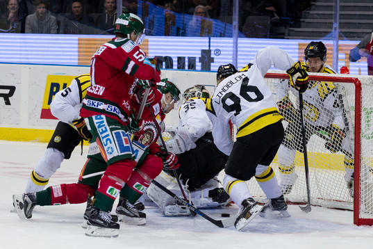 Frölundas Patrik Carlsson trycker in 1-0 bakom Brynäs