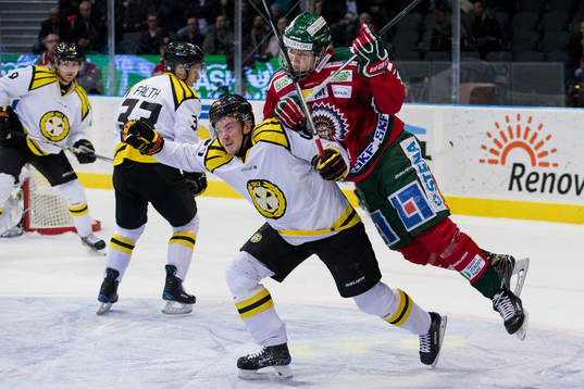 Frölundas Kristian Vesalainen tacklar Brynäs Jonathan