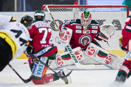 Brynäs Jacob Blomqvist skjuter ett skott i ribban bakom