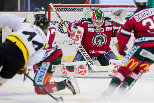 Brynäs Jacob Blomqvist skjuter ett skott i ribban bakom
