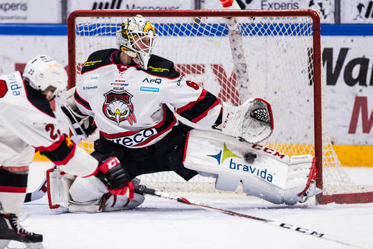 Malmö Redhawks målvakt Oscar Alsenfelt räddar med