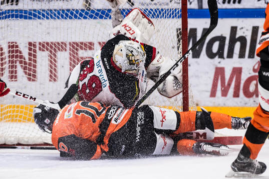 Karlskronas Mattias Guter åker in i Malmö Redhawks