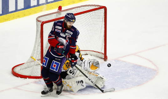 Linköpings Niklas Persson, Skellefteås målvakt Joni Ortio