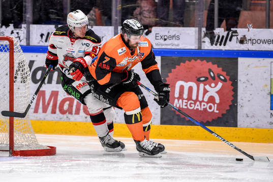 Karlskronas Mattias Karlsson och Malmö Redhawks Nicklas