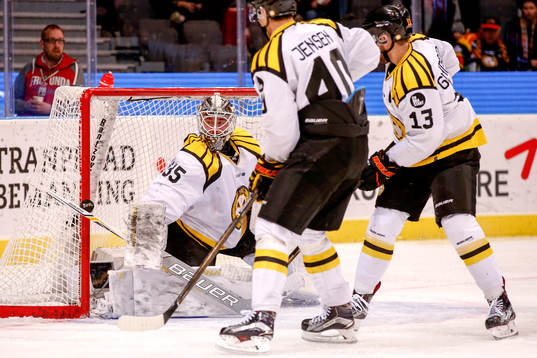 Brynäs målvakt David Rautio räddar ett skott