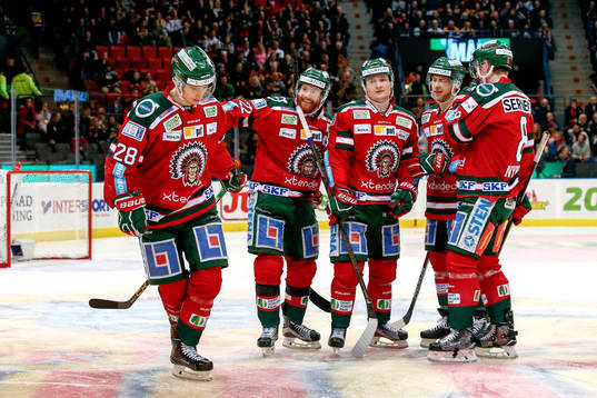 Frölundas Johan Sundström jublar med lagkamrater