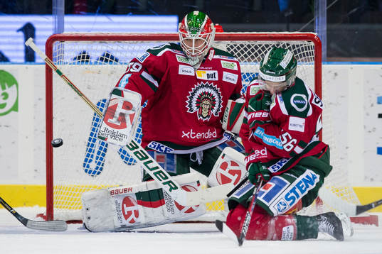 Frölundas Jonathan Sigalet täcker skott framför målvakt