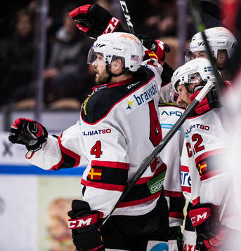 Malmö Redhawks Noah Welch  jublar