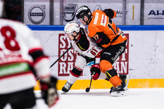 Malmö Redhawks Nicklas Jadeland  och Karlskronas Joel
