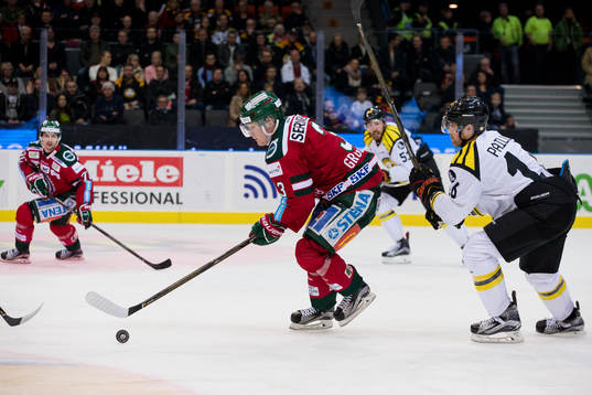 Frölundas Carl Grundström före Brynäs Daniel Paille