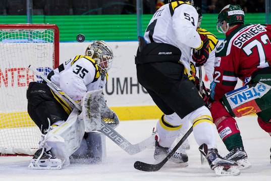 Frölundas Patrik Carlsson med en chans framför Brynäs
