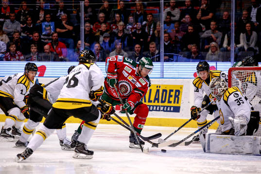 Frölundas Sean Bergenheim framför Brynäs målvakt David