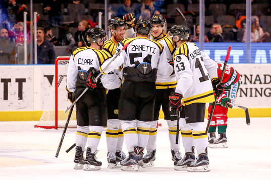 Brynäs Oskar Lindblom jublar med lagkamrater