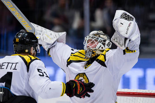 Brynäs målvakt David Rautio jublar ihop med Marc Zanetti