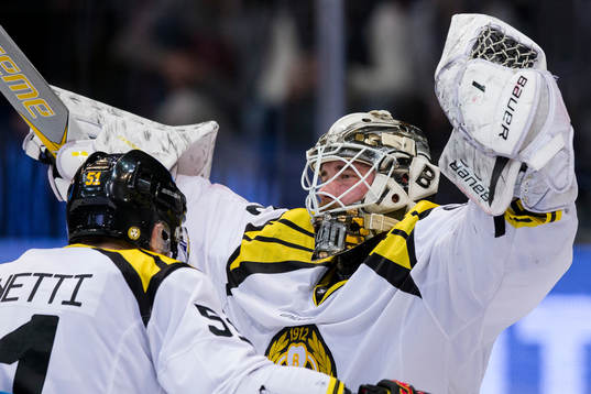 Brynäs målvakt David Rautio jublar ihop med Marc Zanetti