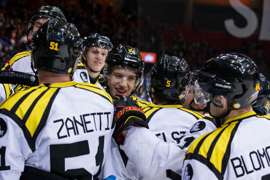 Brynäs Oskar Lindblom jublar och omfamnas