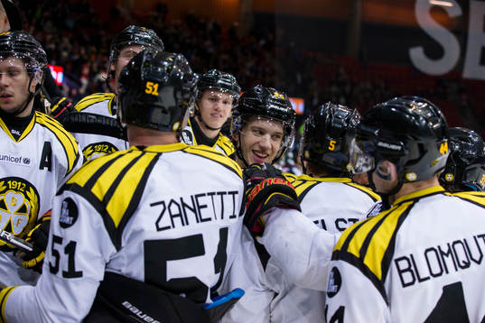 Brynäs Oskar Lindblom jublar och omfamnas
