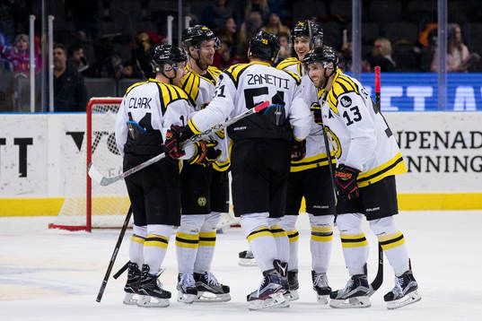 Brynäs Oskar Lindblom jublar med lagkamrater