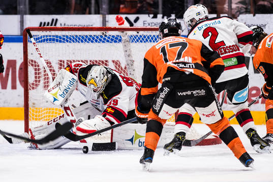 Malmö Redhawks målvakt Oscar Alsenfelt  räddar