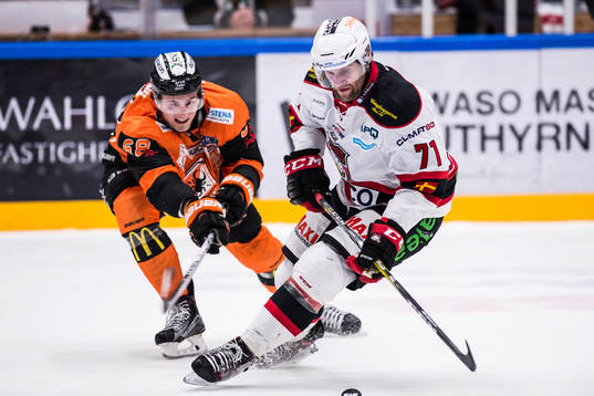 Karlskronas Daniel Gunnarsson  och Malmö Redhawks Mathias