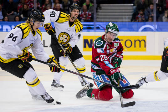 Frölundas Johan Sundström faller i kamp om pucken med