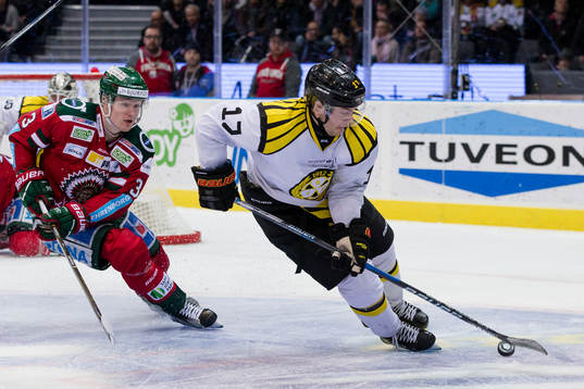 Frölundas Carl Grundström jagar Brynäs Pathrik Westerholm