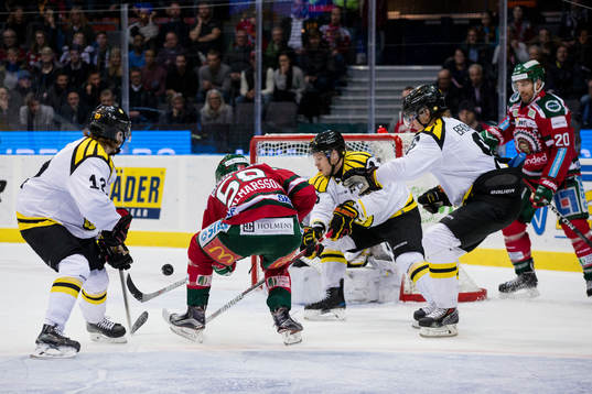 Frölundas Simon Hjalmarsson med en chans framför Brynäs