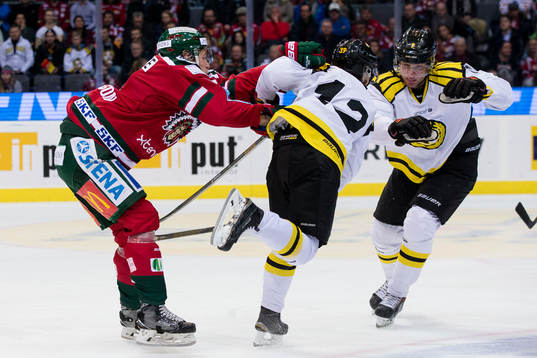 Frölundas Kristoffer Gunnarsson tacklar Brynäs Samuel