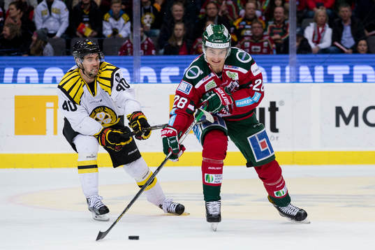 Frölundas Johan Sundström hakas av Brynäs Jesper Jensen