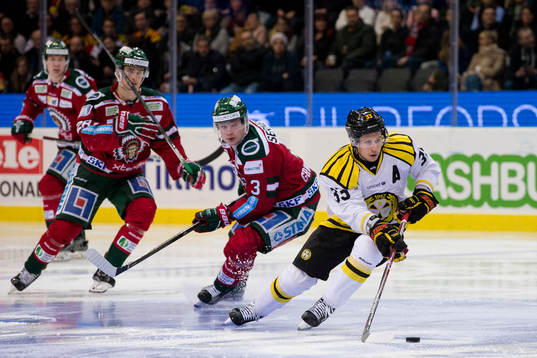 Brynäs Elias Fälth vänder bort Frölundas Carl