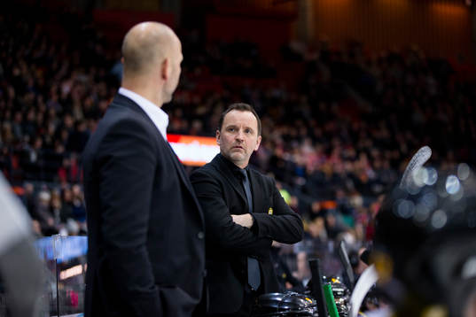 Brynäs tränare Thomas Berglund pratar med assisterande