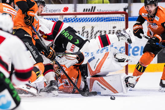 Malmö Redhawks Noah Welch  flyger över Karlskronas