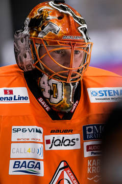 Karlskronas målvakt Johan Holmqvist innan ishockeymatchen