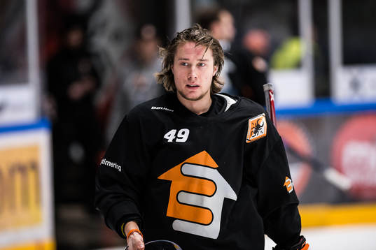Karlskronas Filip Cruseman  utan hjälm innan