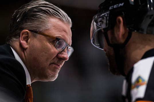 Karlskronas tränare Per Hånberg  i samtal med Domare