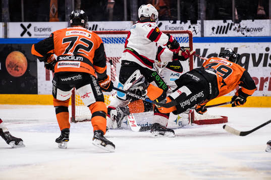 Malmö Redhawks André Benoit  tacklar Karlskronas Emil