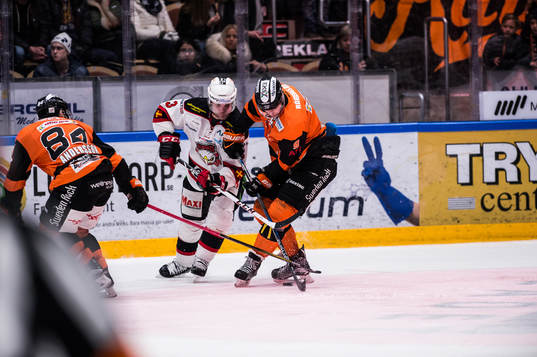 Malmö Redhawks André Benoit  och Karlskronas Morten Madsen
