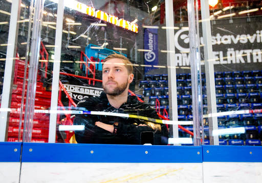 Luleås målvakt Joel Lassinatti spanar in Behrn Arena