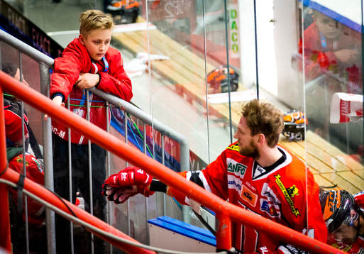 En junior gör high five med Örebros Tom Wandell