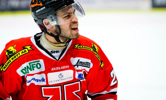 Örebros Greg Squires jublar