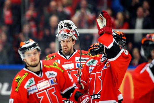 Örebros målvakt Axel Brage jublar