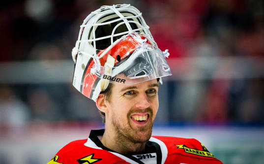 Örebros målvakt Axel Brage jublar
