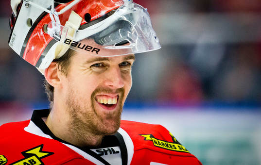 Örebros målvakt Axel Brage jublar