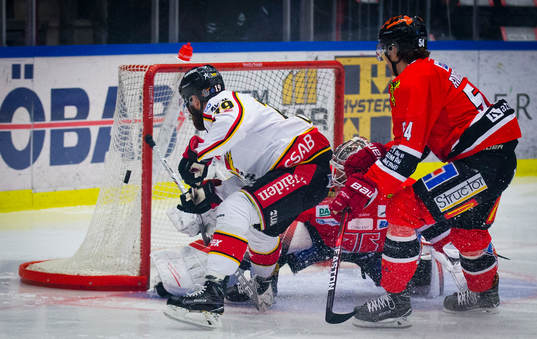 Luleås Jacob Lagacé kom fri mot Örebros målvakt Axel