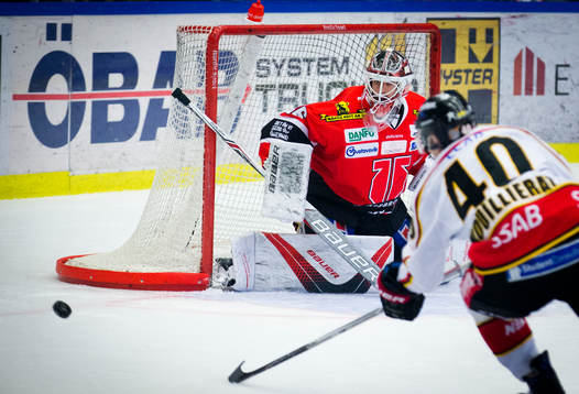 Luleås Kael Mouillierat och Örebros målvakt Axel Brage