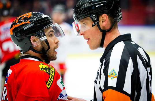 Örebros Greg Squires och Domare Tobias Björk